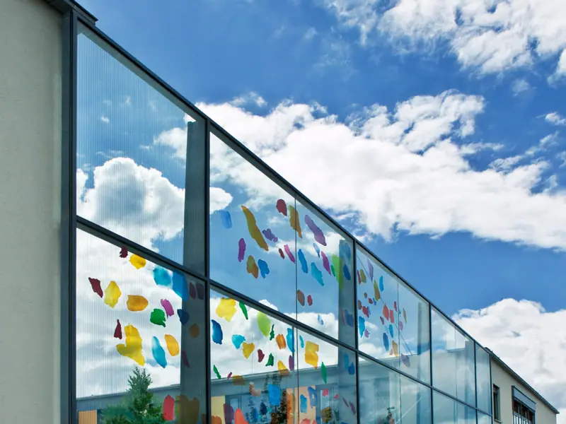 Lichtdurchflutete Glasgestaltung im Raum