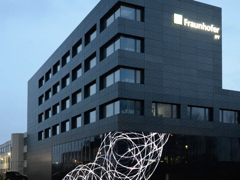 LED-Glasfassade am Fraunhofer-Institut Aachen