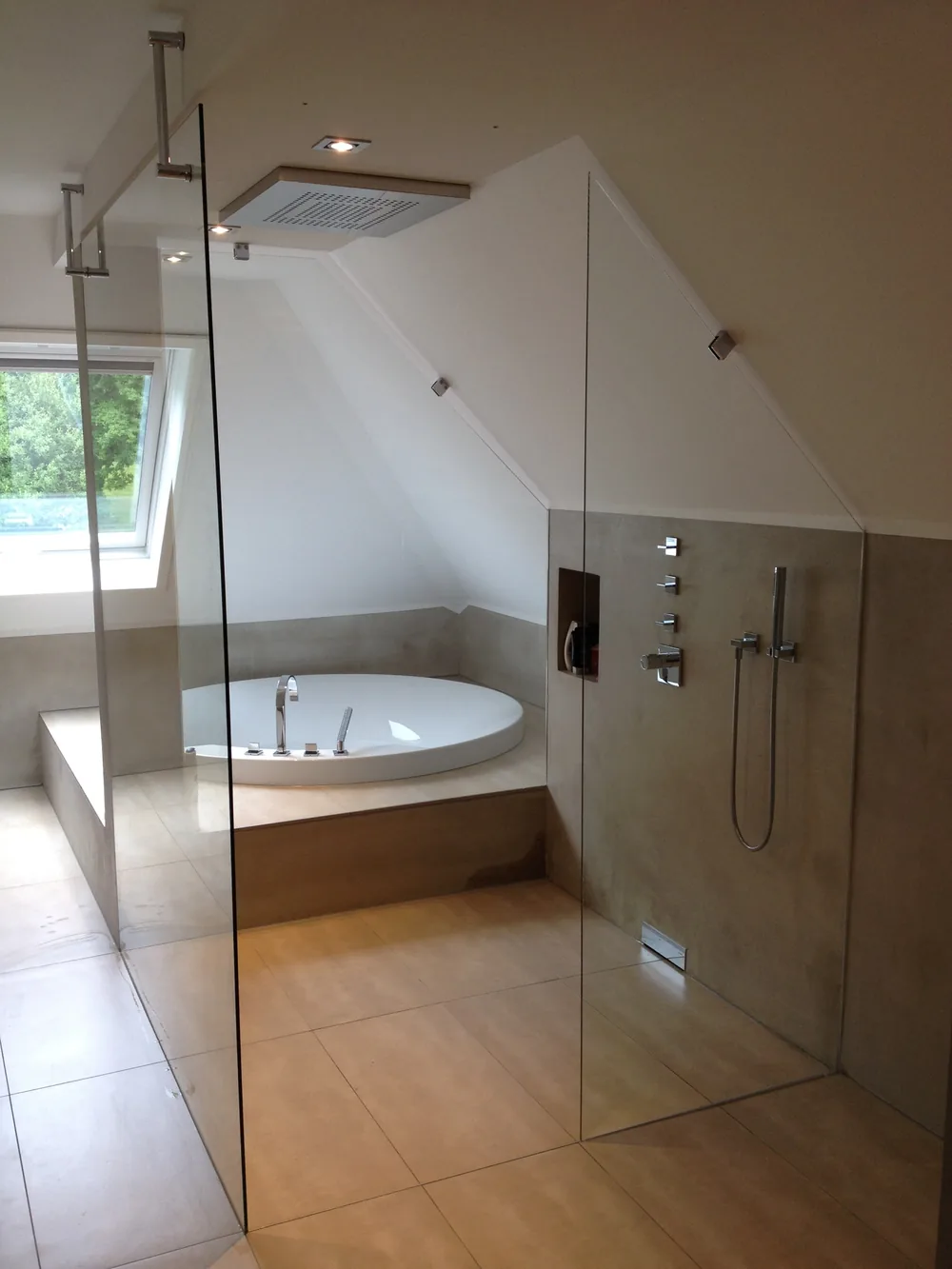 Walk-In-Glasdusche im modernen Bad