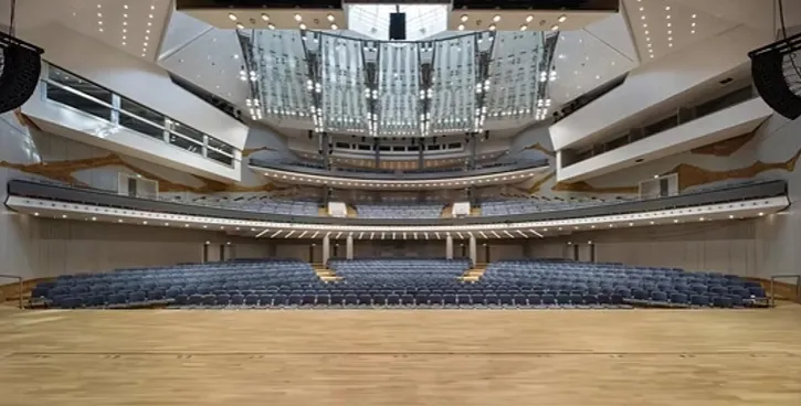 Hegelsaal im Kultur- und Kongresszentrum Liederhalle Stuttgart mit Glassegeldecke