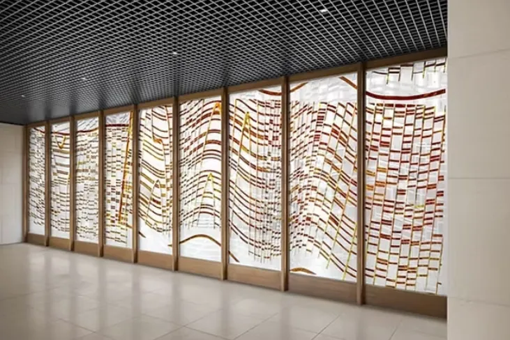 Detail der künstlerisch gestalteten Glasfront im Foyer Liebfrauen